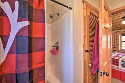 Spacious Cabin with Furnished Deck and Fire Pit! - image 9