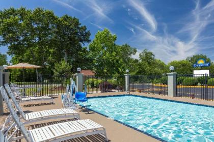 Days Inn by Wyndham Blakely - image 6