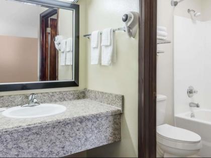 Days Inn by Wyndham Blakely - image 8