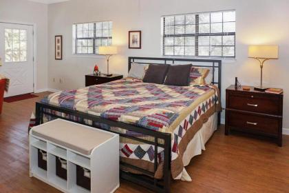 Two Dam Guest Cottages- River Studio - image 4