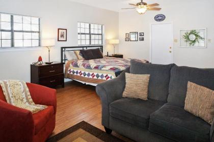 Two Dam Guest Cottages- River Studio - image 5