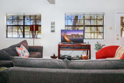 Two Dam Guest Cottages- River Studio - image 9