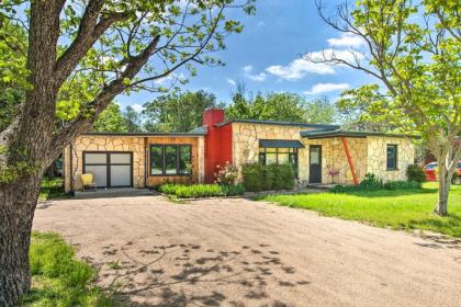 Remodeled Retro Home Near Blanco town Square Blanco