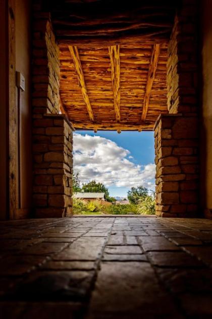 Stone Lizard Lodging - image 5