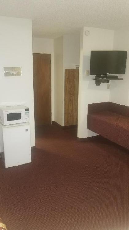 Amber Inn Motel - image 12