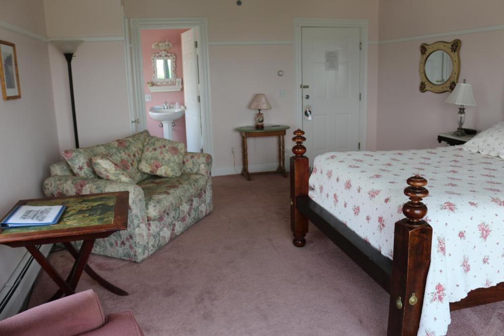 Payne's Harbor View Inn - image 7