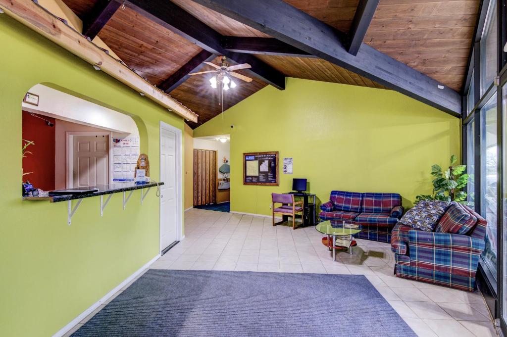 Bloomer Inn & Suites - main image