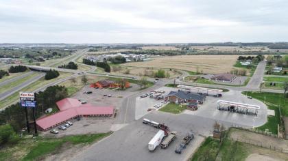 Bloomer Inn & Suites - image 12