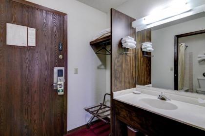Bloomer Inn & Suites - image 15