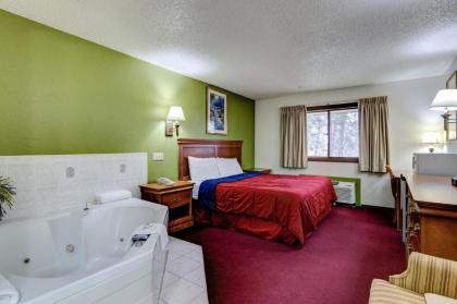 Bloomer Inn & Suites - image 4