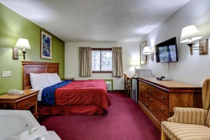 Bloomer Inn & Suites - image 5