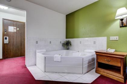 Bloomer Inn & Suites - image 7