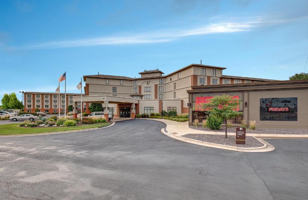 DoubleTree by Hilton Bloomington - main image