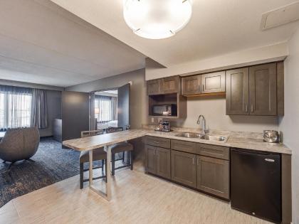 DoubleTree by Hilton Bloomington - image 10