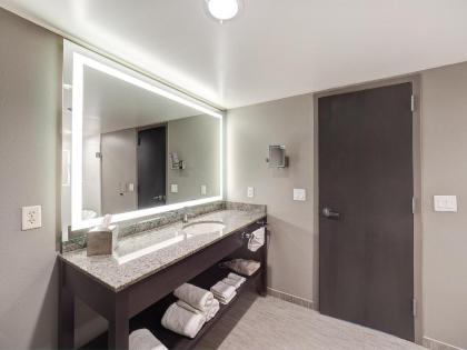 DoubleTree by Hilton Bloomington - image 11