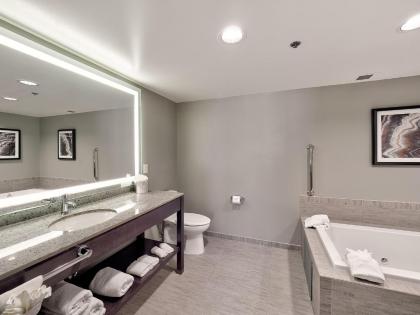 DoubleTree by Hilton Bloomington - image 13
