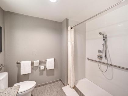 DoubleTree by Hilton Bloomington - image 18