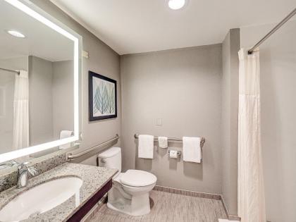 DoubleTree by Hilton Bloomington - image 19