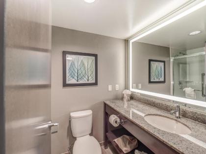 DoubleTree by Hilton Bloomington - image 20