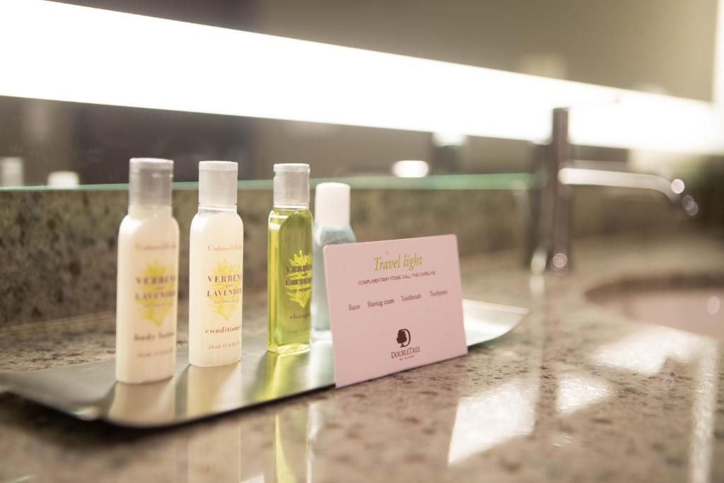 DoubleTree by Hilton Bloomington - image 4