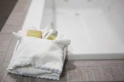 DoubleTree by Hilton Bloomington - image 5