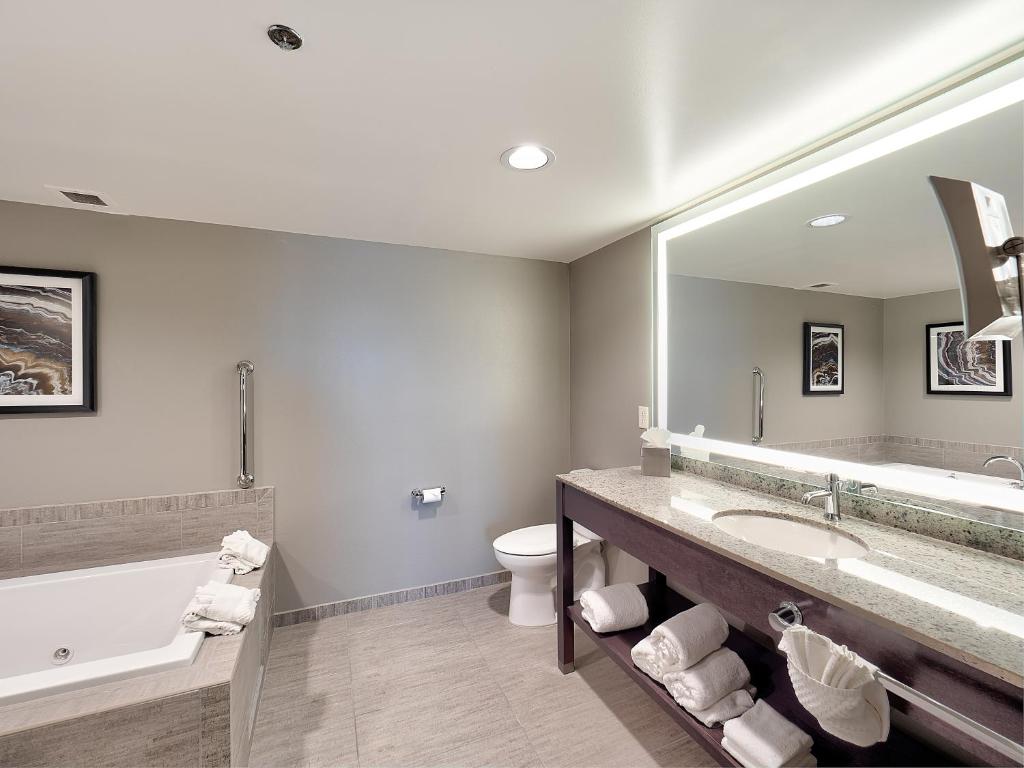 DoubleTree by Hilton Bloomington - image 7