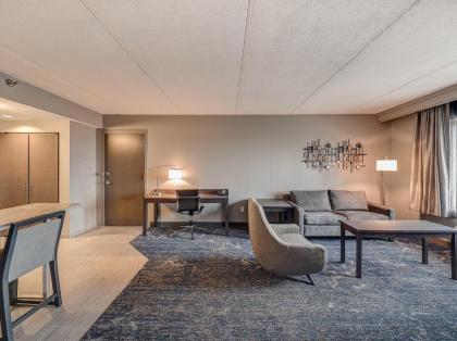 DoubleTree by Hilton Bloomington - image 8