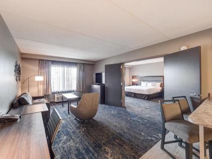 DoubleTree by Hilton Bloomington - image 9