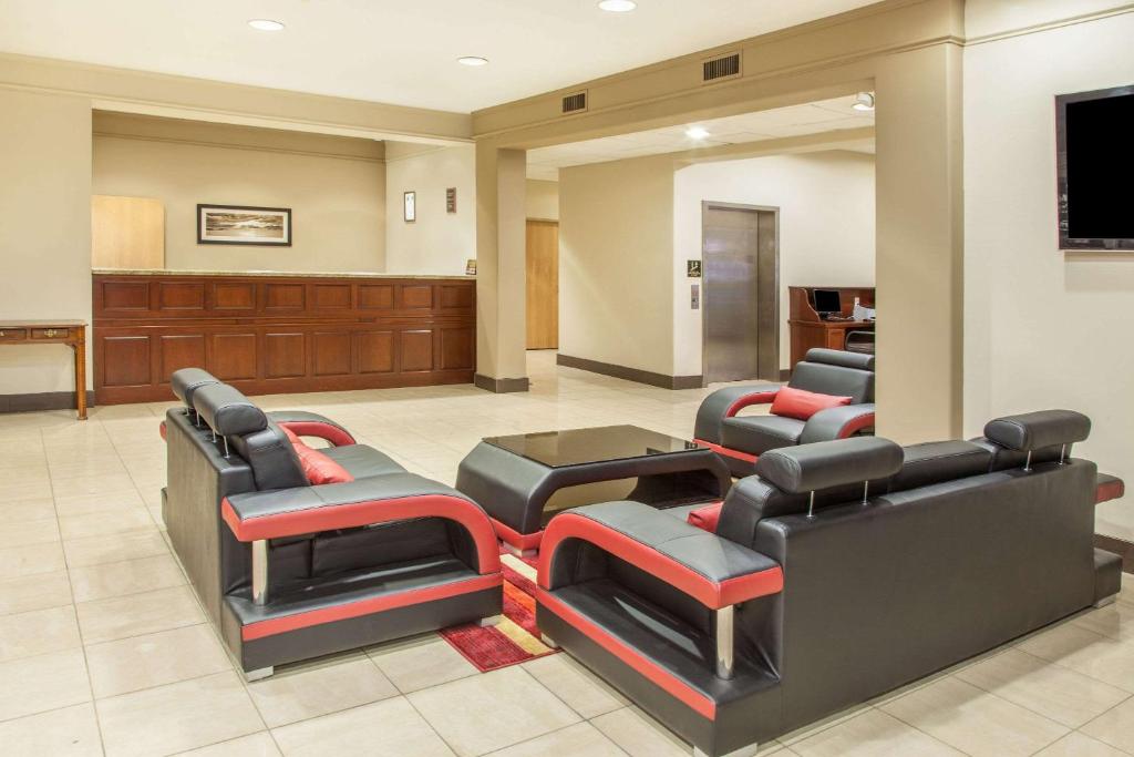 Hawthorn Suites Bloomington - main image