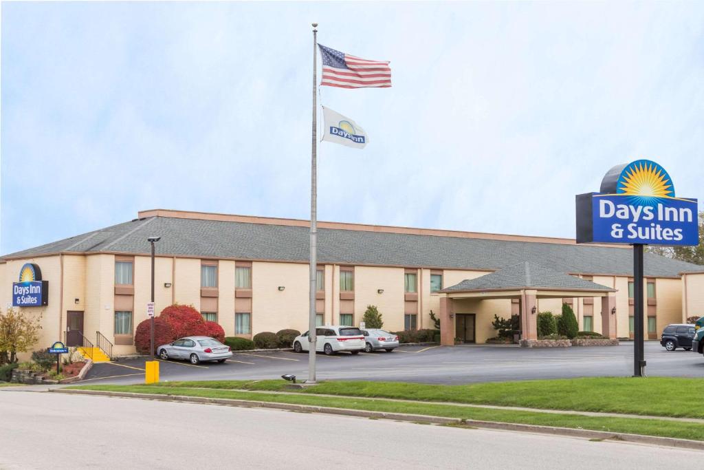 Days Inn & Suites by Wyndham Bloomington/Normal IL - main image