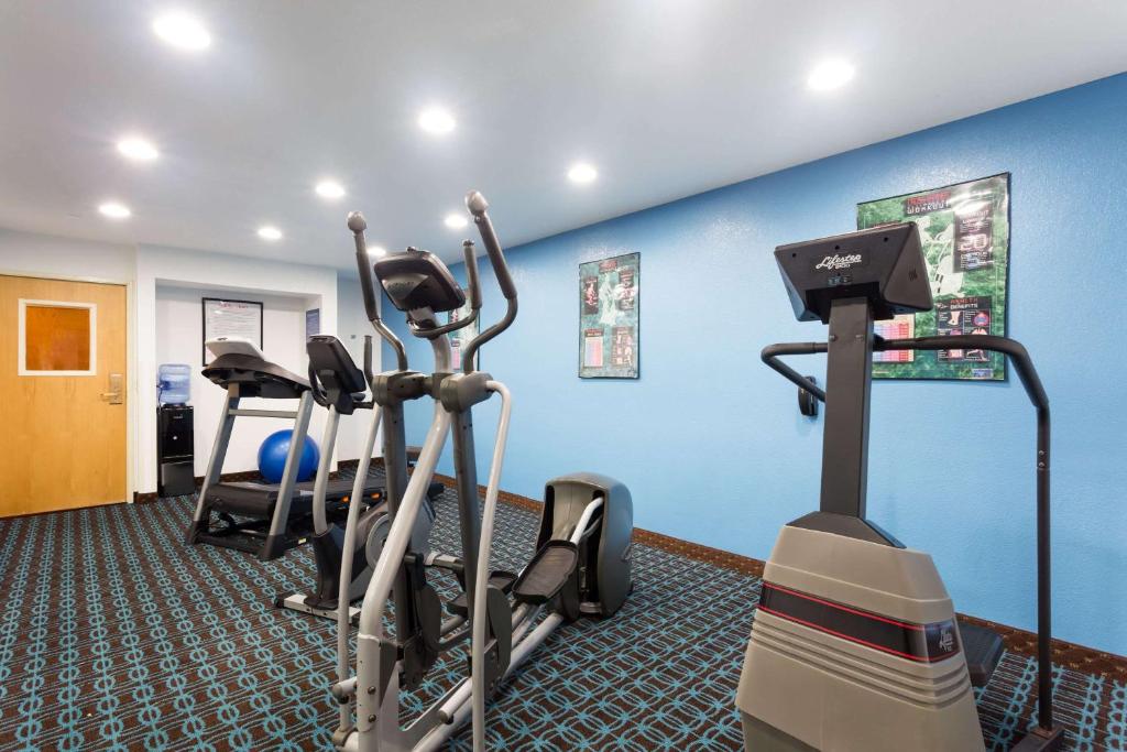 Days Inn & Suites by Wyndham Bloomington/Normal IL - image 5