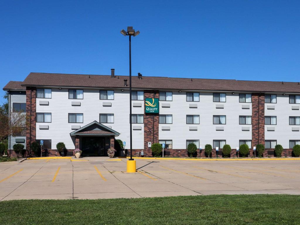 Quality Inn & Suites Bloomington I-55 and I-74 - main image