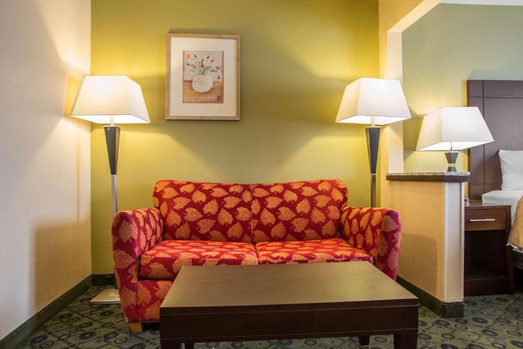 Quality Inn & Suites Bloomington I-55 and I-74 - image 4