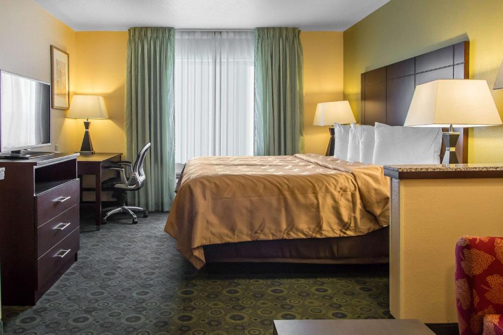 Quality Inn & Suites Bloomington I-55 and I-74 - image 5