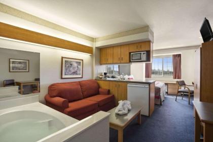 Ramada Limited and Suites Bloomington - image 12