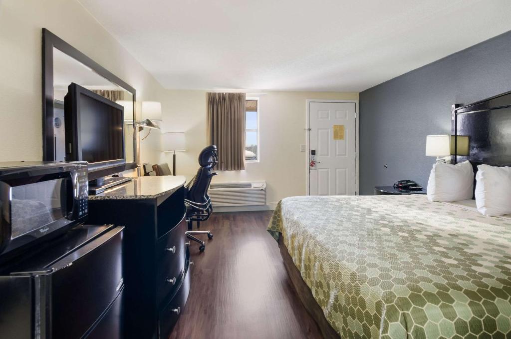 Econo Lodge Kingsport - image 5