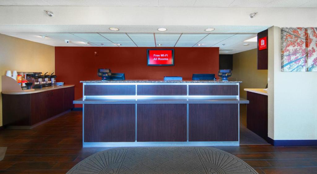 Red Roof Inn Cincinnati Northeast - Blue Ash - image 7