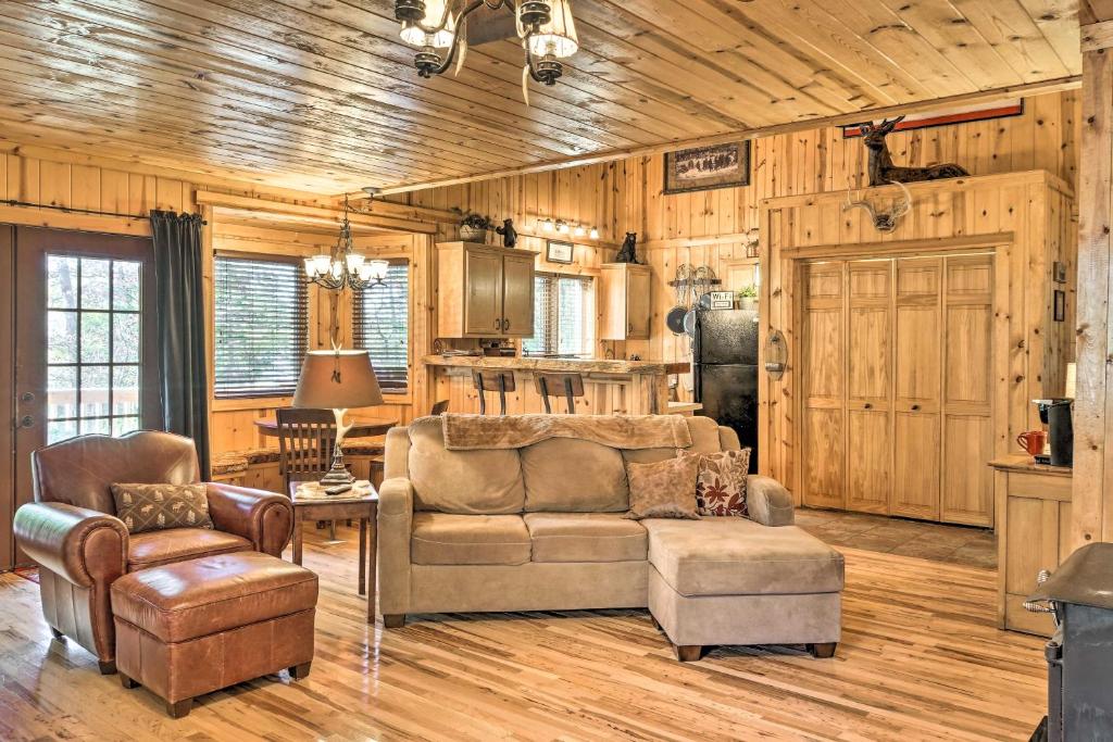 Cabin on Table Rock Lake with Hot Tub and Fire Pit! - main image