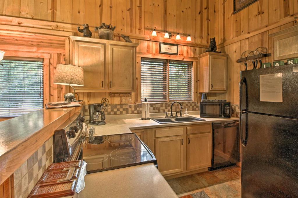 Cabin on Table Rock Lake with Hot Tub and Fire Pit! - image 7