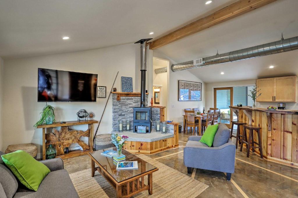 Arcata Area Home with Courtyard 10 Mi to Coast - main image