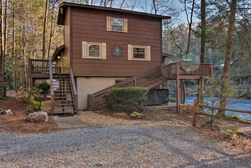 Warm and Rustic Fishing Abode with Toccoa River Access - image 3
