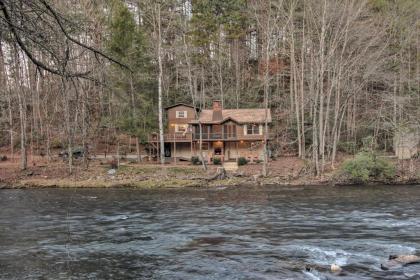Warm and Rustic Fishing Abode with Toccoa River Access - image 5