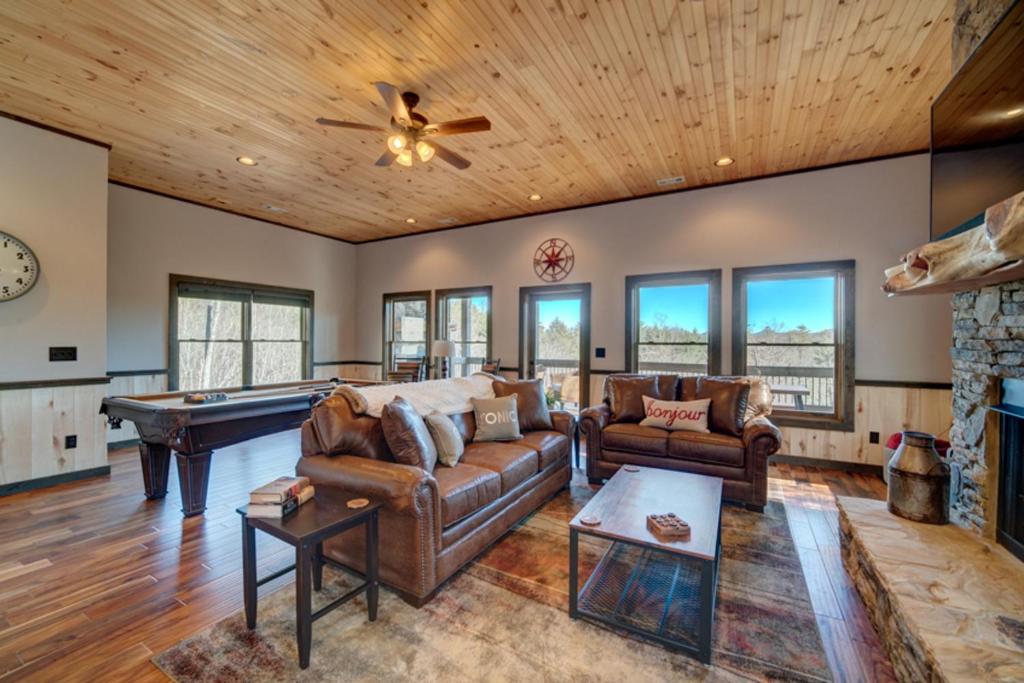Bear Claw Cabin by Escape to Blue Ridge - main image