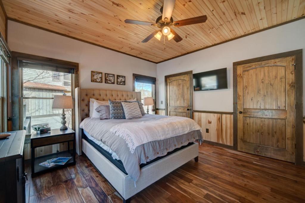 Bear Claw Cabin by Escape to Blue Ridge - image 2
