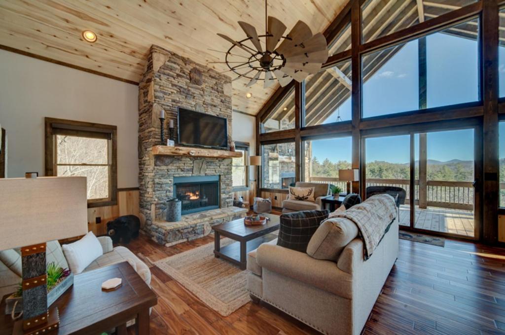 Bear Claw Cabin by Escape to Blue Ridge - image 3