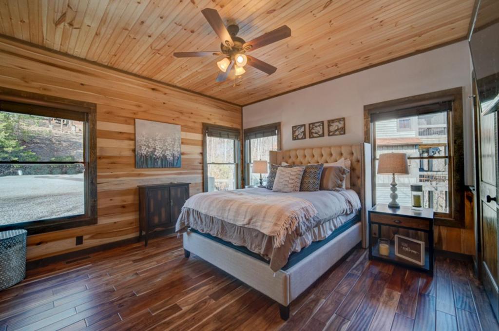Bear Claw Cabin by Escape to Blue Ridge - image 4