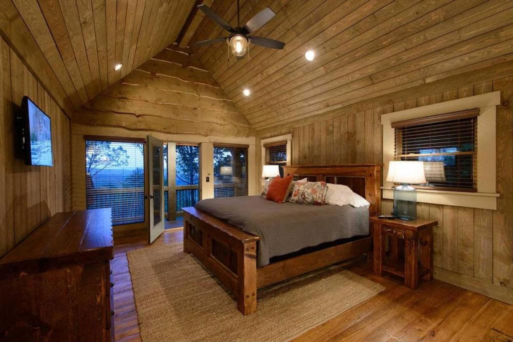 Twin Pine Lodge by Escape to Blue Ridge - image 4