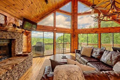 Blue Vista Breathtaking Mtn Views 3 Fireplaces Hot Tub Games 10 Min from DT Blue Ridge!