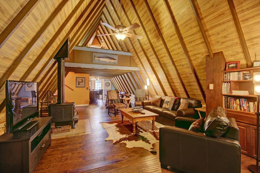Spruce Creek Lodge Home - main image