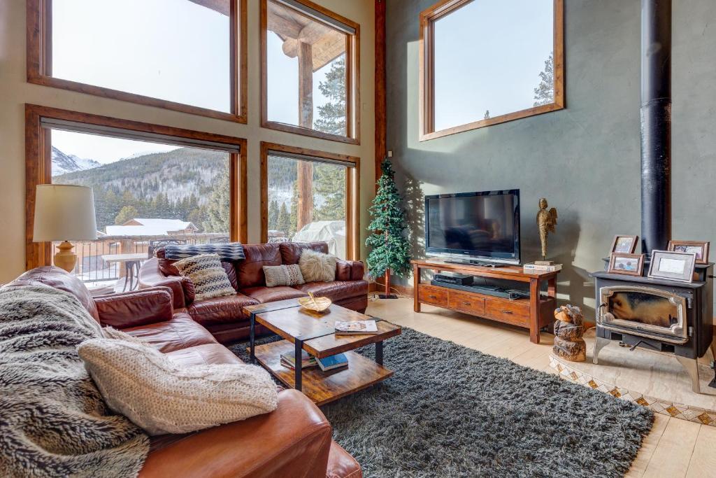 400 Whispering Pines - main image